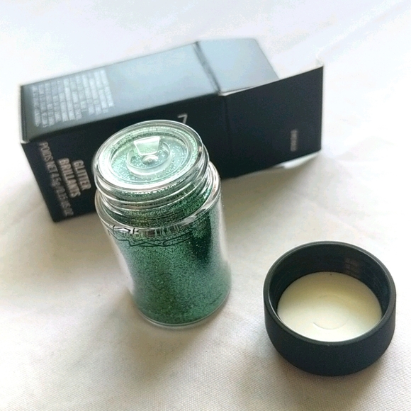 MAC Cosmetics Glitter Emerald - Picture 3 of 3